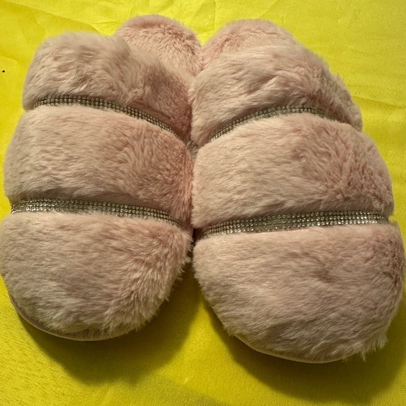 Avon Rhinestone Faux Fur Slippers -Size L (9-10) - Picture 7 of 9